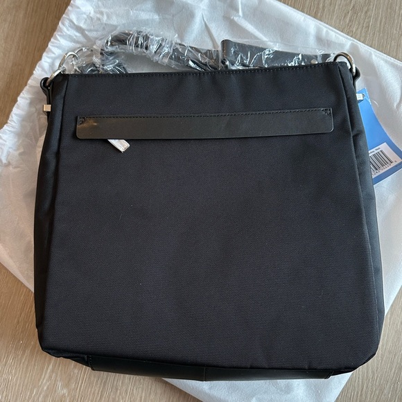 Travelpro Handbag - Picture 2 of 3